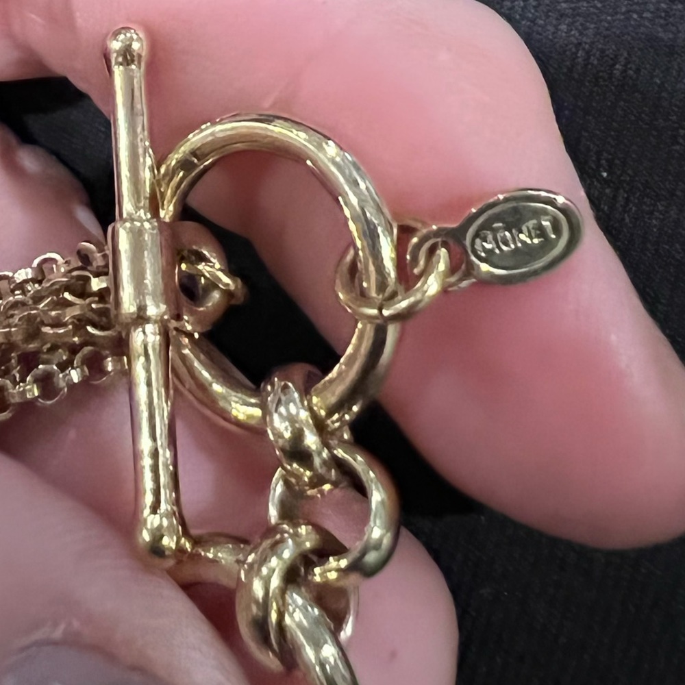 Vintage MONET Chain Link Chick Gold Tone Toggle Necklace - Picture 4 of 4